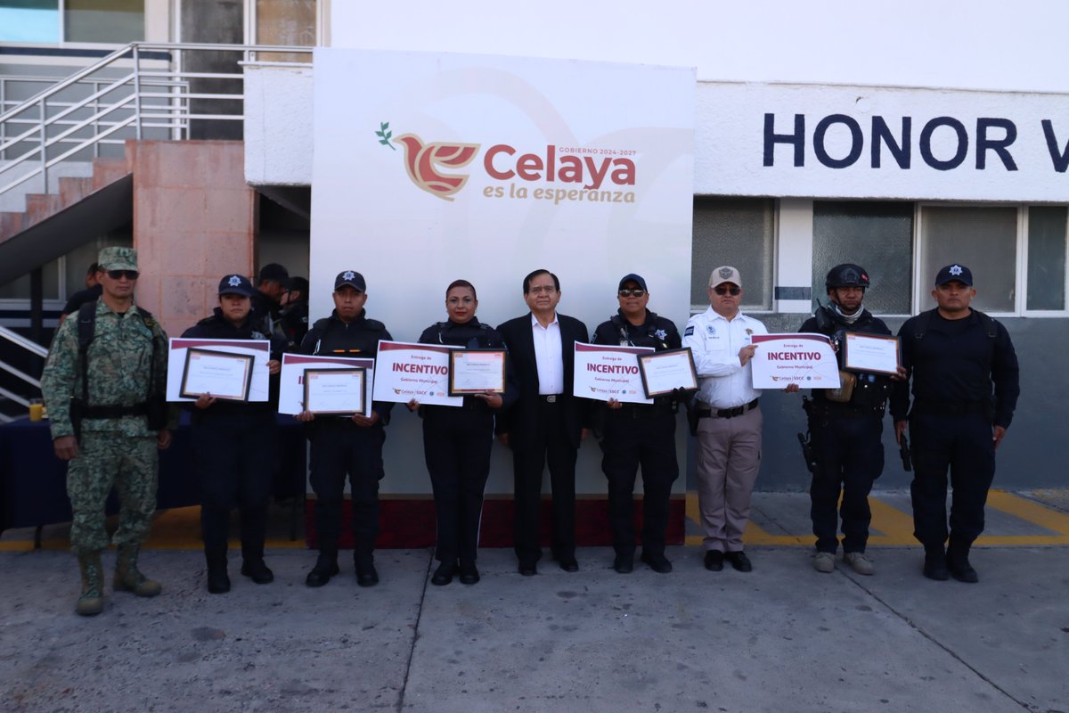 ENTREGAN RECONOCIMIENTOS A POLICÍAS DISTINGUIDOS POR ACCIONES RELEVANTES
El Gobierno Municipal y la cadena de tiendas Oxxo entregaron reconocimientos a policías municipales distinguidos que lograron evitar robos y detener a responsables de asaltos.
#CelayaEsLaEsperanza #Seguridad