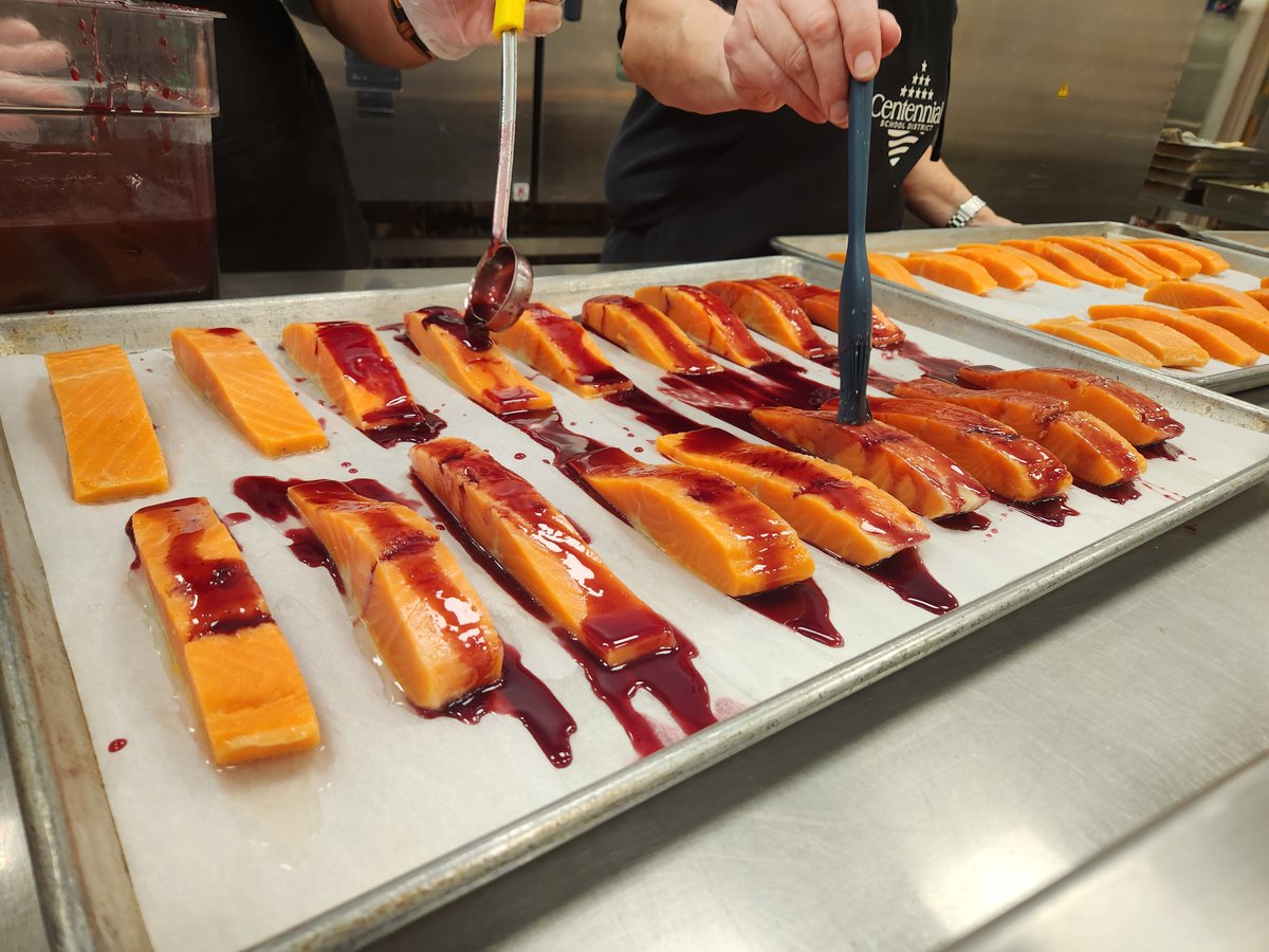 Oregon_SNA's tweet photo. Centennial HS students  enjoying lunch, featuring Columbia River steelhead, glazed with a local marionberry-huckleberry sauce crafted by Oregon Hill Farms. Thank you Oregon Farm to School, Pacific Seafood &amp; Colville Confederated Tribes! Farmed in Nespelem, Washington. https://t.co/OE5WM7hMKm