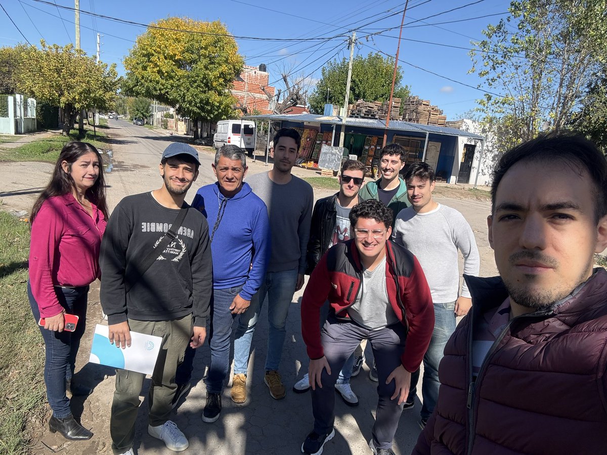Hoy estuvimos charlando con comerciantes de #VillaElvira quienes nos contaron la realidad que se vive día a día en el barrio. 
Con parte del equipo de <a href="/proargentina/">PRO</a> y <a href="/nicomorzone/">Nicolás Morzone</a> seguimos cerca de la gente 💪🏻 #LaPlata