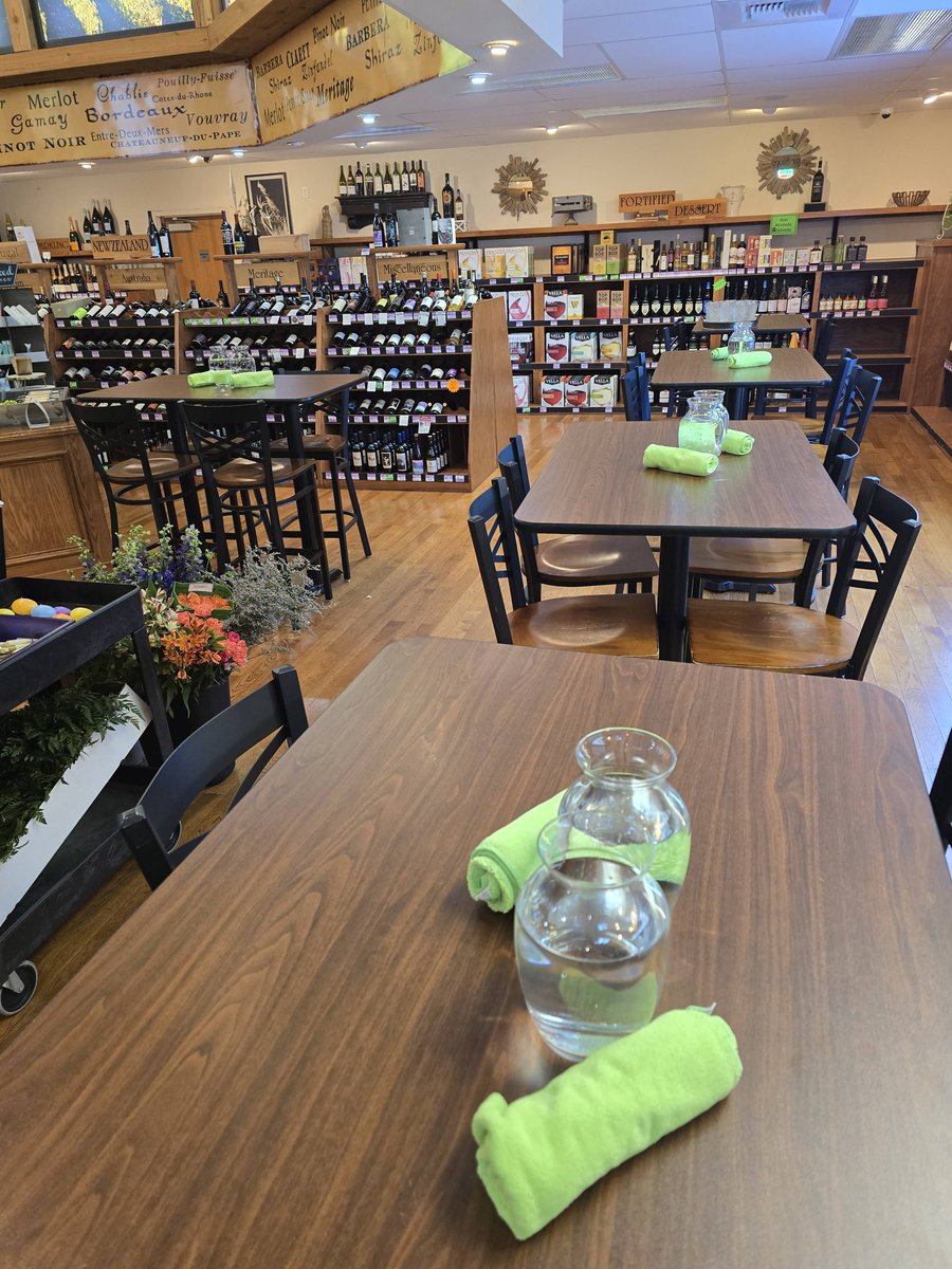 rosamungthorns's tweet image. Great Wine &amp;amp; Floral Design Class last night at Macadoodles! All of these ladies nailed their loose vase designed arrangements last night! Fun group, new friends, and great memories! #florist #flowerclass #417local