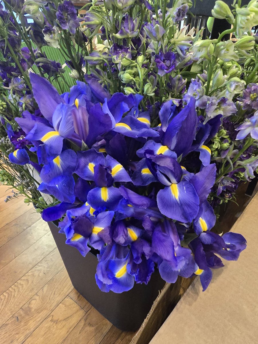 rosamungthorns's tweet image. Great Wine &amp;amp; Floral Design Class last night at Macadoodles! All of these ladies nailed their loose vase designed arrangements last night! Fun group, new friends, and great memories! #florist #flowerclass #417local