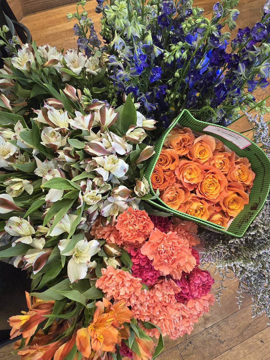 rosamungthorns's tweet image. Great Wine &amp;amp; Floral Design Class last night at Macadoodles! All of these ladies nailed their loose vase designed arrangements last night! Fun group, new friends, and great memories! #florist #flowerclass #417local