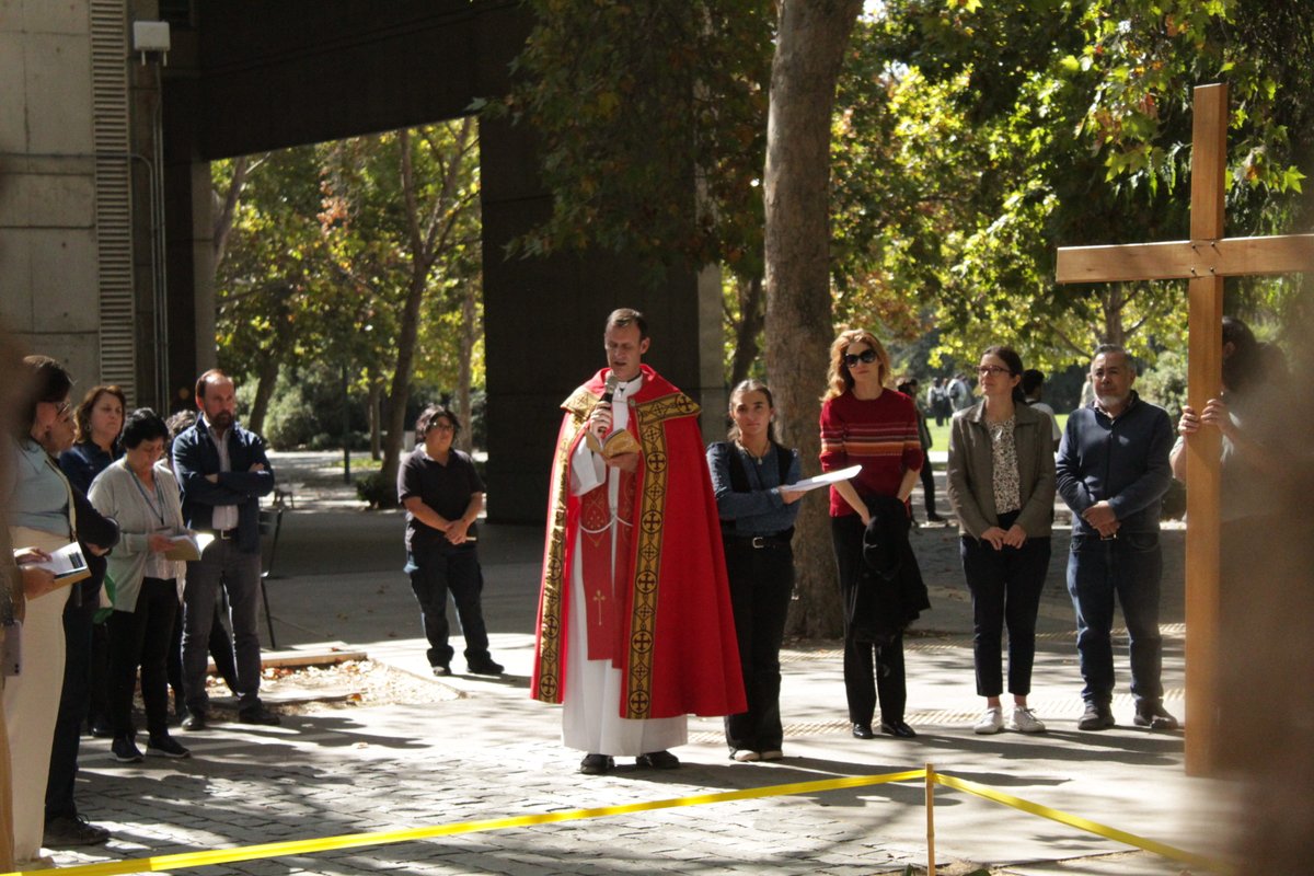 Como Facultad de #FilosofíaUC, hoy participamos en el Vía Crucis de Campus San Joaquín. 

De esta manera seguimos construyendo la unidad en la comunidad UC, recalcando la importancia de tomar esta jornada como una experiencia de reflexión en el marco de la Semana Santa.