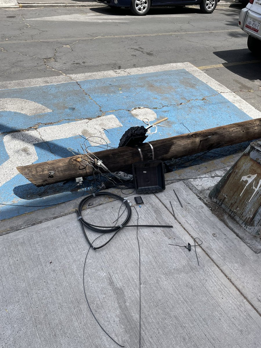 RastNesta's tweet photo. Desde el domingo 13 de abril derribaron este poste de @Telmex  hoy sigue ahí y por lo tanto no tenemos servicio de telefonía ni internet. @TELMEXSoluciona  no soluciona, @infinitum ni sus luces de un técnico. Por cierto el poste en un espacio para personas con discapacidad. https://t.co/CNRhguQP8K