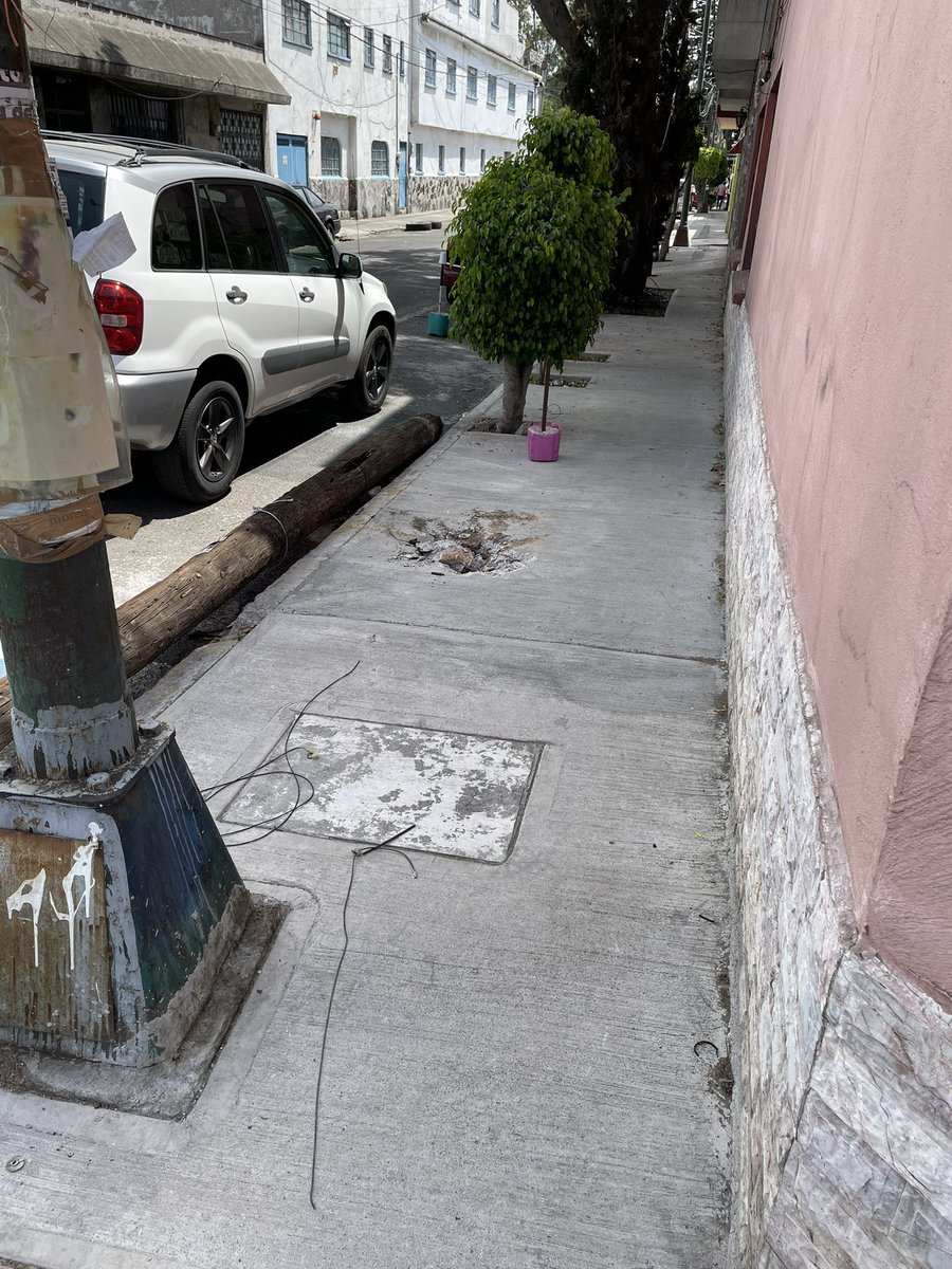 RastNesta's tweet photo. Desde el domingo 13 de abril derribaron este poste de @Telmex  hoy sigue ahí y por lo tanto no tenemos servicio de telefonía ni internet. @TELMEXSoluciona  no soluciona, @infinitum ni sus luces de un técnico. Por cierto el poste en un espacio para personas con discapacidad. https://t.co/CNRhguQP8K