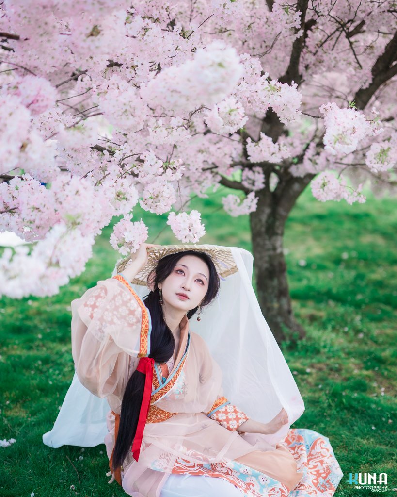 櫻花繞裳，漢服翩然古風生，
瓣瓣春意，時緩於自然之懷。

👧💄 <a href="/lune2tue/">krio</a>
💻 <a href="/kunaphotography/">Vancouver Event, Commercial Photographer - Kuna Lu</a>
📸 @kunaportrait

Special shout out to @xsxuansheng Without your assistance, we cannot achieve this quality result

#HanFu #VancouverCherryBlossom #CherryBlossom #櫻花 #HanFuPortrait