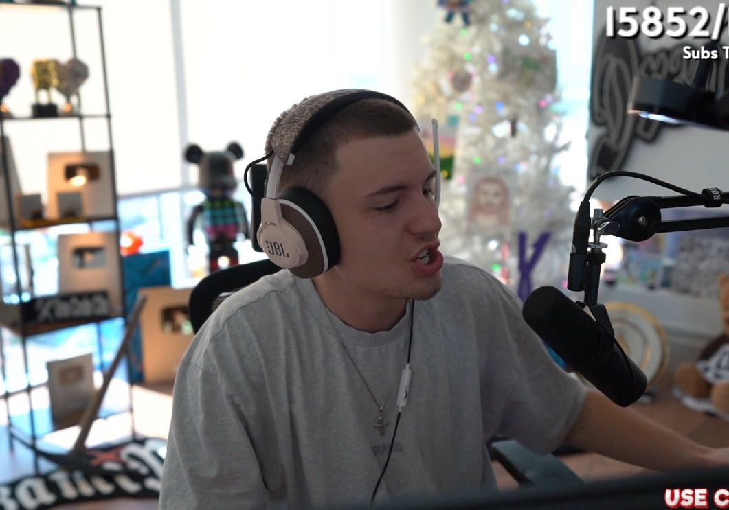 yoxics's tweet image. Clix is now paying one of his Twitch Mods a salary of over $438,000 for a single year of "work" after signing a new contract with her for the next 5 years 👀