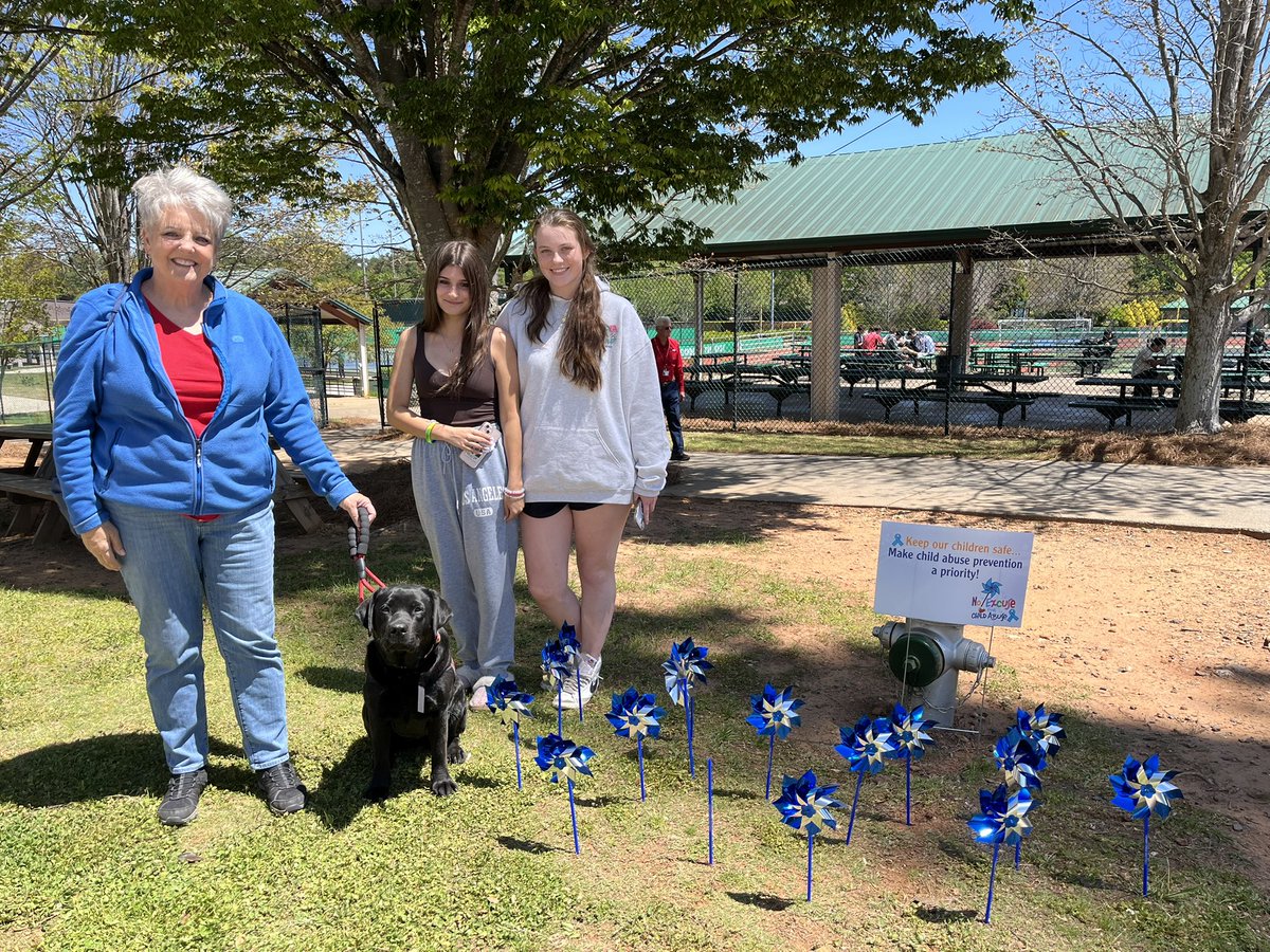 RHSsswrker's tweet photo. Roswell High School could not love our @htpettherapy visits more! ππ€ And our sweet pups even helped to promote Child Abuse Prevention Month! π #MentalHealthMatters #weprotecteachother #FCSStandsForSafety https://t.co/tercSGkpON