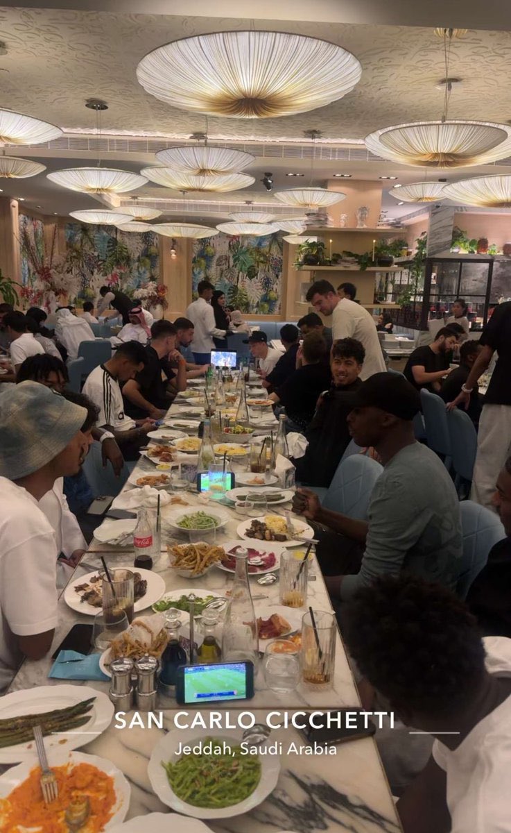 🍽️💚 أقام ميريح ديميرال مأدبة عشاء خاصة بعد نهاية تدريبات الفريق اليُوم.