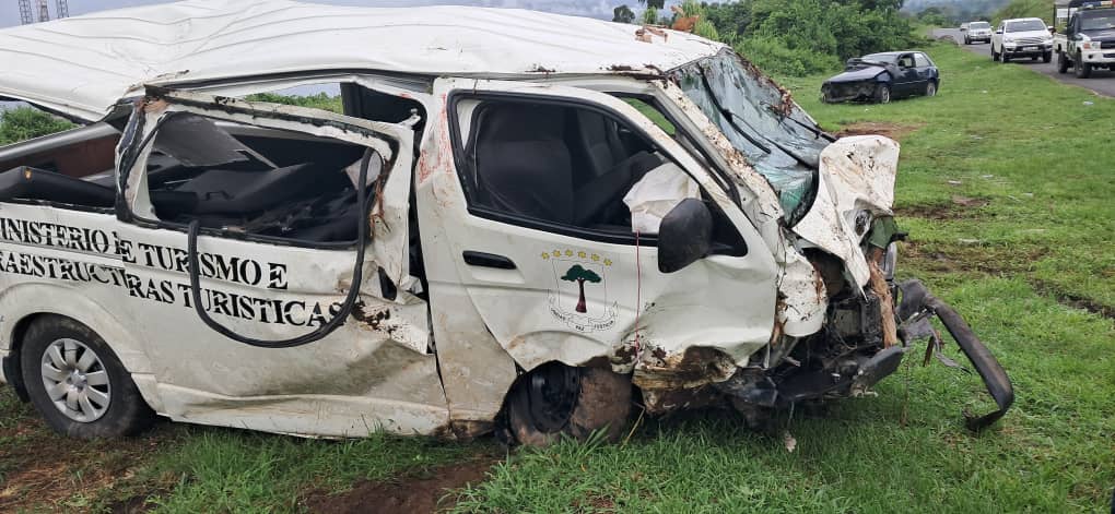 Así se quedó el microbús que transportaba a los turistas que llegaron ayer a Guinea Ecuatorial, y hoy sufrieron el feroz accidente. El coche se lee muy claro: "MINISTERIO DE TURISMO E INFRAESTRUCTURAS TURISTICAS".