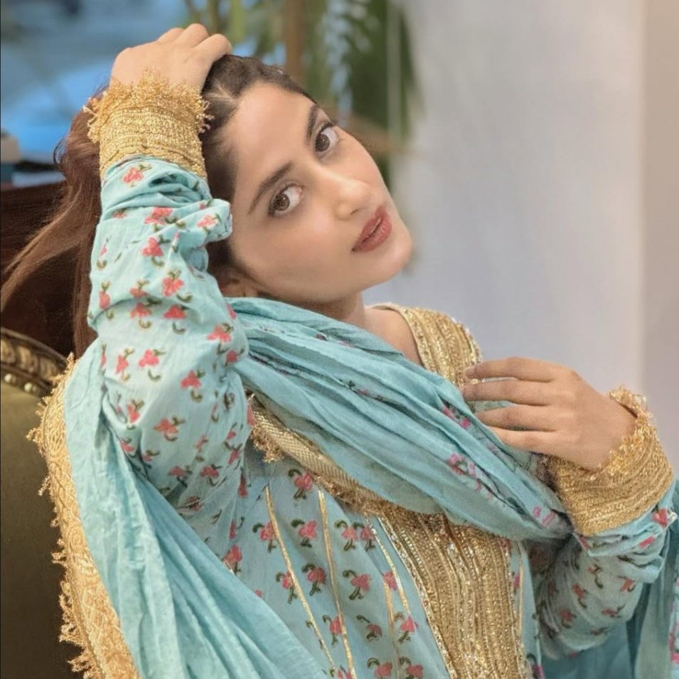 bilalsluvbot's tweet photo. the "kaan ke piche zulf chupana meri jaan kya kehne" post.
#sajalaly https://t.co/zEsRk4ACbe
