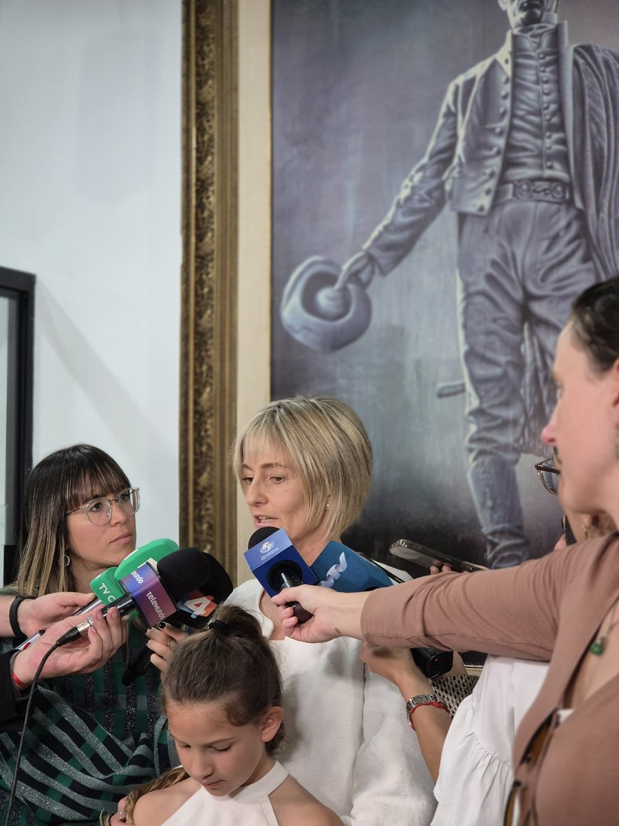 Hoy entregamos un pasaporte que representa más que un documento de viaje: es el reconocimiento de Gulnor como ciudadana uruguaya. 
A partir de la voluntad política, a través de la escucha empática y las acciones concretas, avanzamos en garantizar derechos. 
Como éste, otros más!