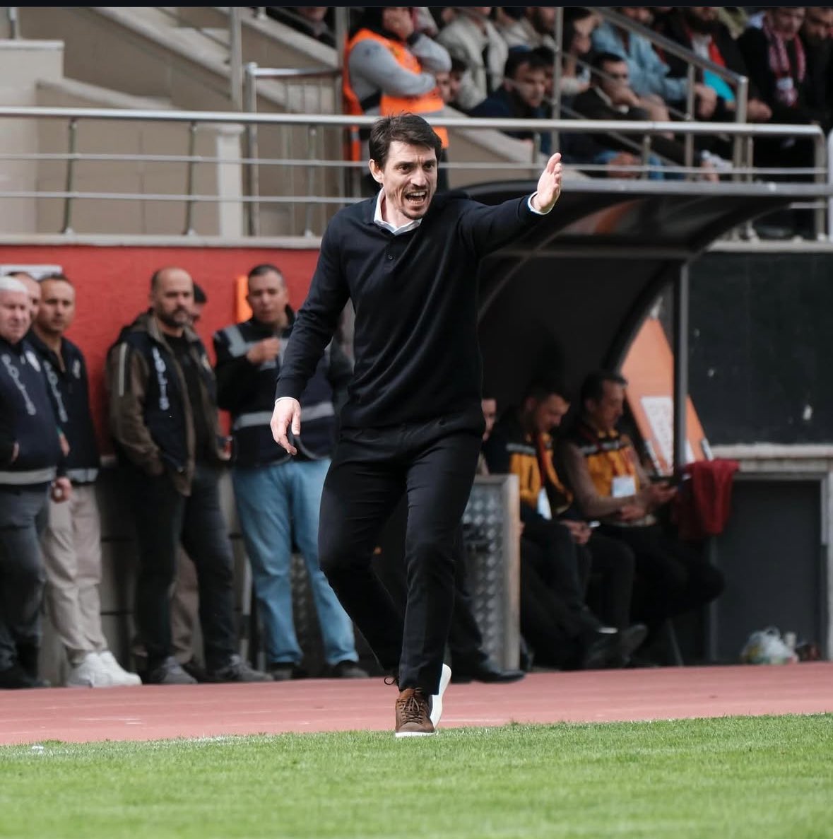 Ne Ercan Albay’ı falan gözünüzü seveyim.Eynesil’de şampiyonluk kadrosu kurup başına Ercan hocayı getirip bal ligine düşüren bu akıl değil miydi.Kastamonuspor ile sezonu bitirir bitirmez <a href="/erginofficial/">Ergin Keleş</a> hoca ile anlaşmak en sağlıklı karar olur.
<a href="/ErginGoleli/">Ergin Göleli</a> 
#Adanaspor