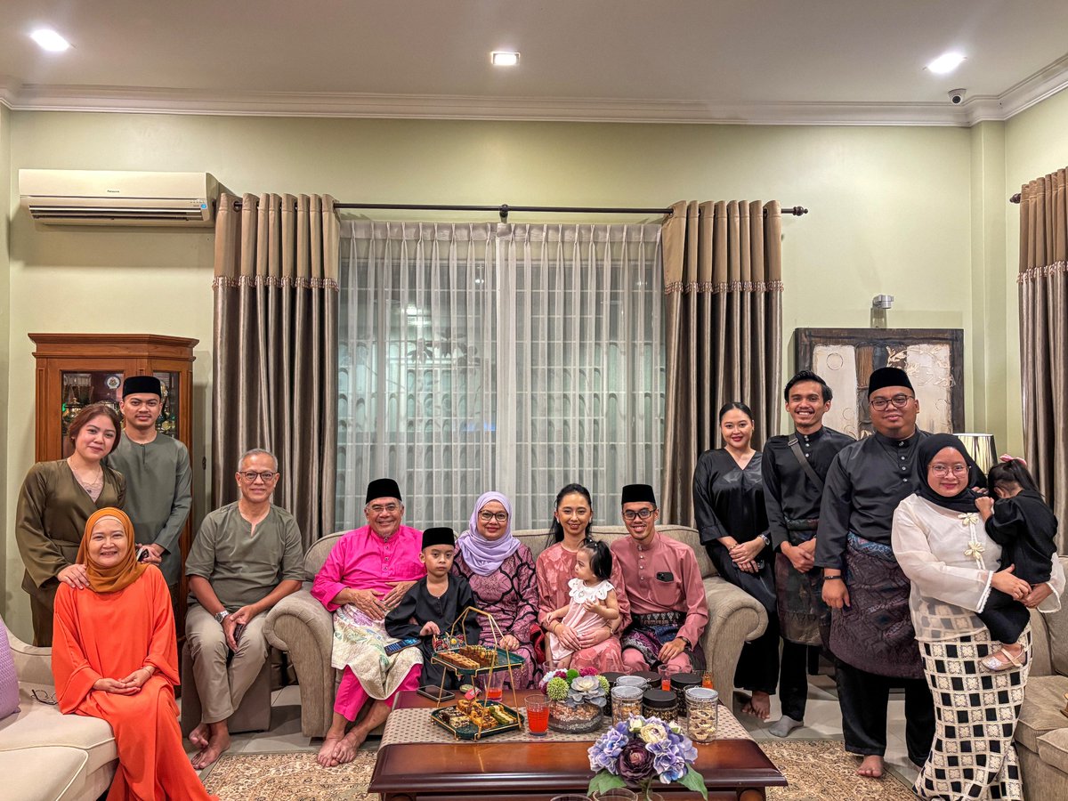 bubbleloons__'s tweet photo. eid 2025 — blessings on blessings 🫂 selamat hari raya, maaf zahir &amp; batin, family &amp; friends ✨🌙 https://t.co/UQw4WGWd54