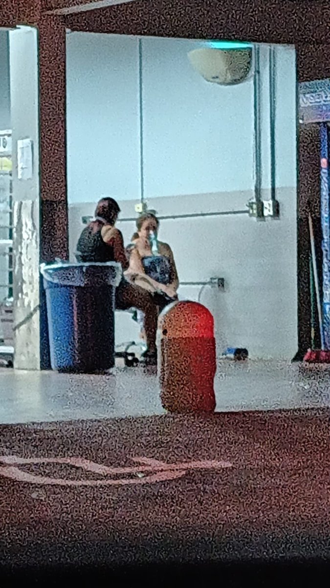 Una mujer llegó a las afueras del Econo de Cabo Rojo para conectar su terapia respiratoria a la energía eléctrica. Según la persona que me compartió la foto, presenció el momento en que el guardia de seguridad le dijo que, aunque el supermercado cerrara, podía quedarse allí…