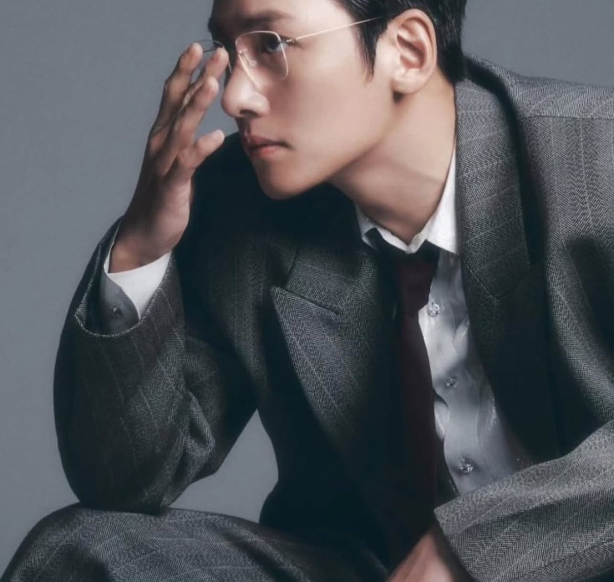 opticalw1's tweet photo. 프레임이 없다는 건, 스타일이 없다는 뜻이 아니에요. 오히려 더 많이 보이고, 더 많이 말해주는 안경. 지창욱이 선택한 MiNiMA 무테. 덜어낼수록 선명해지는 분위기. 남자 안경, 이렇게 가볍고 고급져도 되나요?
#MiNiMA #무테안경 #지창욱안경 #남자안경 #OpticalW #미니마무테안경 https://t.co/LyooZQUjxw