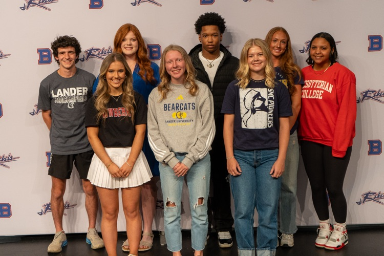 SpartanburgD5's tweet image. We're so proud of these Rebels! 🙌 they've put in the hard work in the classroom 📚 and on the playing field 💯, and now they're taking their talents to the next level! 🏃‍♀️‍➡️🏈🥍⛳️🏃🏽 We can't wait to watch you shine! 🌟 #WeAreD5 #OnceARebel #AlwaysARebel