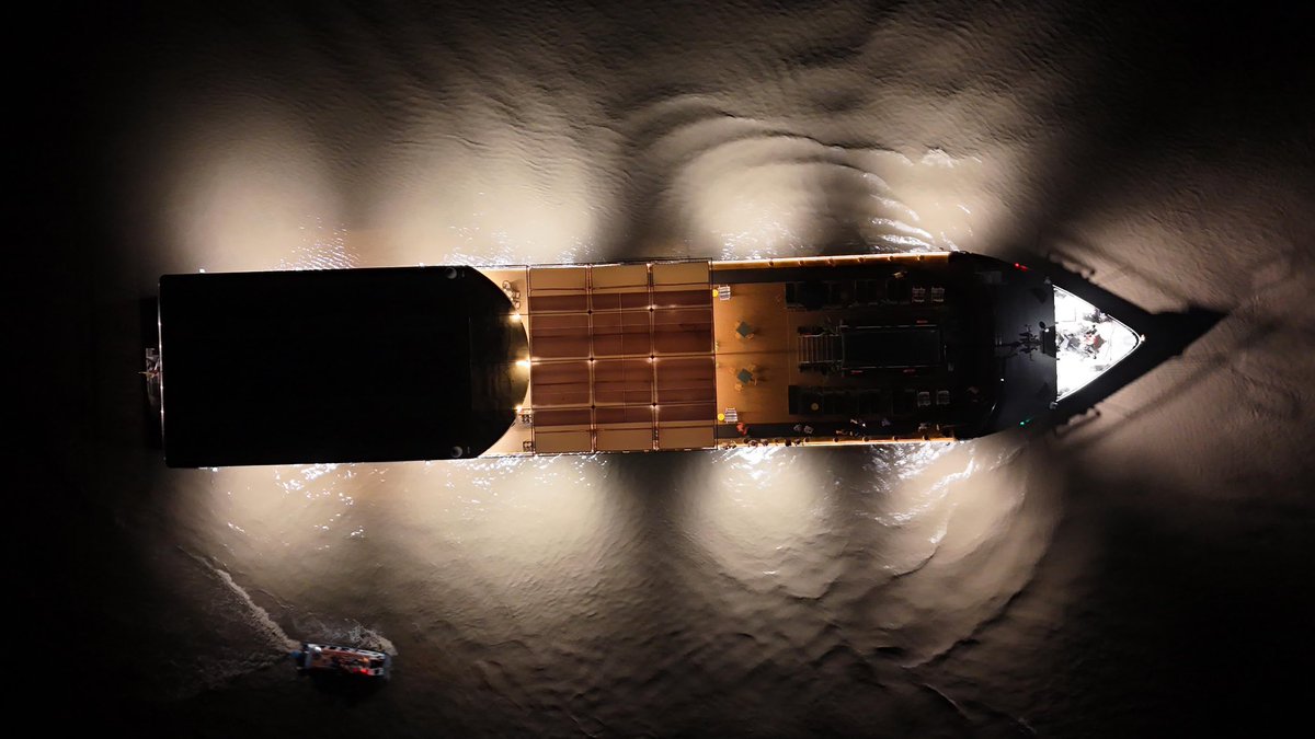 YamilHAranaP's tweet photo. Y una noche, 60 años después de aquellos barcos a vapor que navegaban nuestro río, un crucero llega nuevamente a Magangué.

Hermoso espectáculo. Pero muy pronto no solo será una bella postal, sino una oportunidad de desarrollo y progreso. Ahí desembarcarán los turistas para conocer el que será el Malecón más bonito de Colombia. 

Soñar en grande nunca será una equivocación.