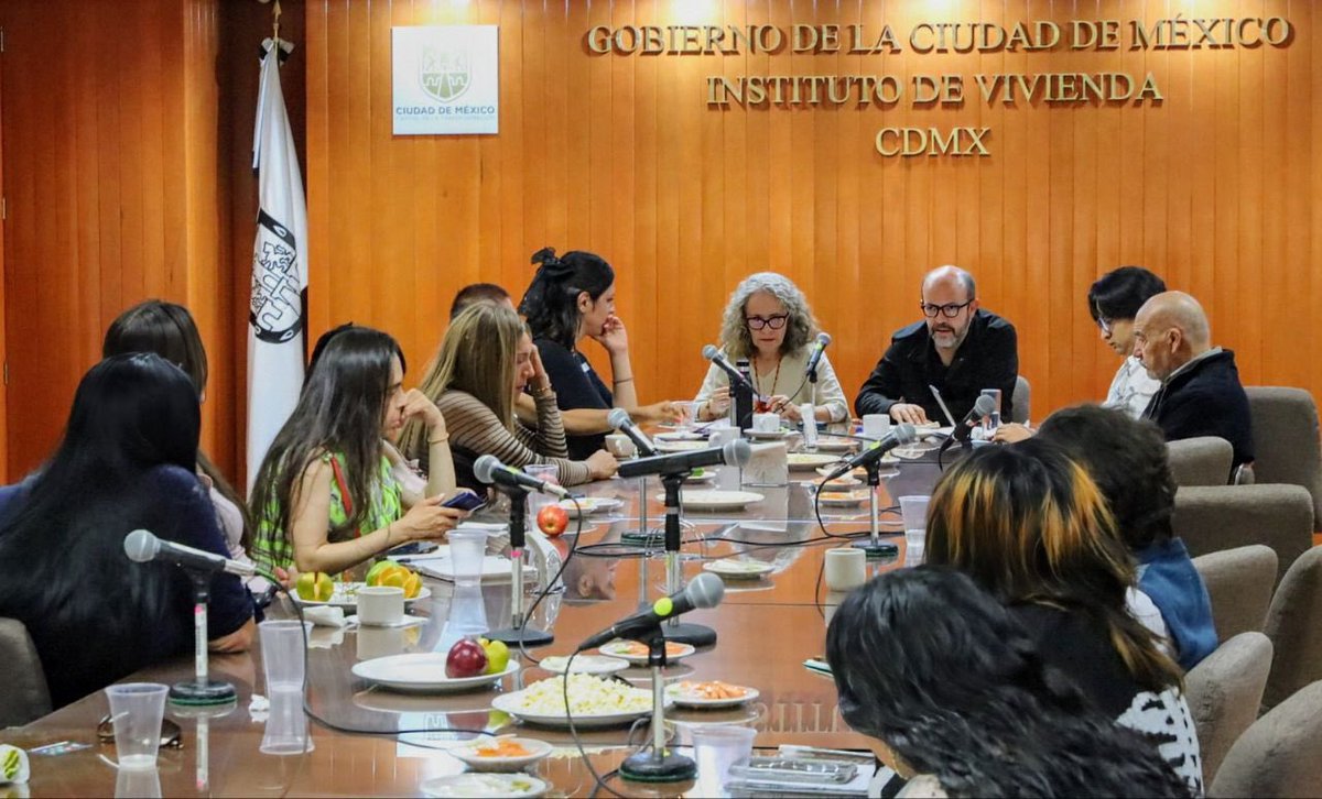 Inti Muñoz (@intimunoz) on Twitter photo Con mi compañera <a href="/_AraceliDamian/">Araceli Damián</a>, secretaria de Bienestar e Igualdad Social (<a href="/SEBIEN_cdmx/">Secretaría de Bienestar e Igualdad Social</a>), sostuvimos en la Secretaría de <a href="/Vivienda_CDMX/">Secretaría de Vivienda de la Ciudad de México</a>, un amplio diálogo con personas integrantes del colectivo Lleca-Escuchando la Calle (<a href="/lleca_org/">LLECA - Escuchando la Calle</a>).
Establecimos una ruta de construcción de Con mi compañera <a href="/_AraceliDamian/">Araceli Damián</a>, secretaria de Bienestar e Igualdad Social (<a href="/SEBIEN_cdmx/">Secretaría de Bienestar e Igualdad Social</a>), sostuvimos en la Secretaría de <a href="/Vivienda_CDMX/">Secretaría de Vivienda de la Ciudad de México</a>, un amplio diálogo con personas integrantes del colectivo Lleca-Escuchando la Calle (<a href="/lleca_org/">LLECA - Escuchando la Calle</a>).
Establecimos una ruta de construcción de