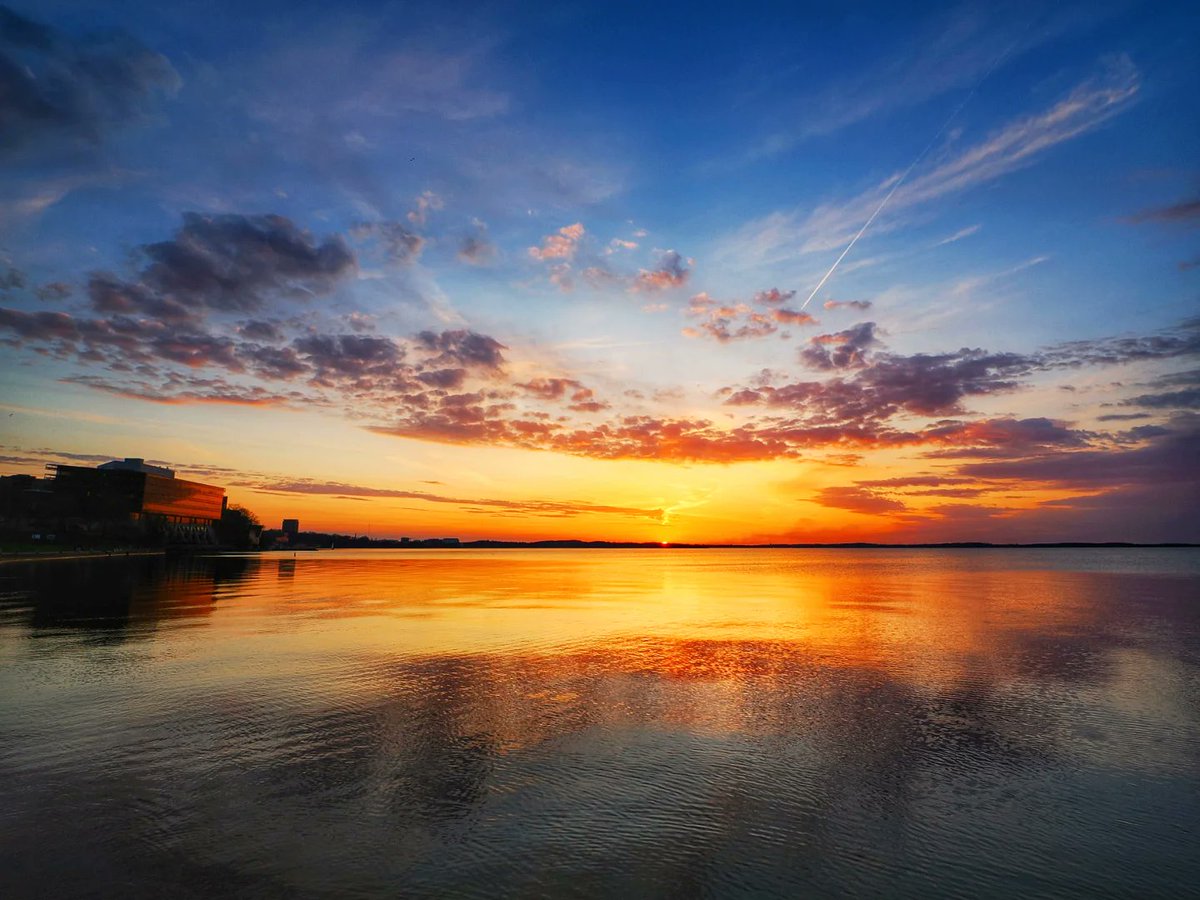 trevkeller's tweet image. A calm Wednesday night sunset on Lake Mendota. Madison, WI. #wiwx #sunset #stormhour @spann