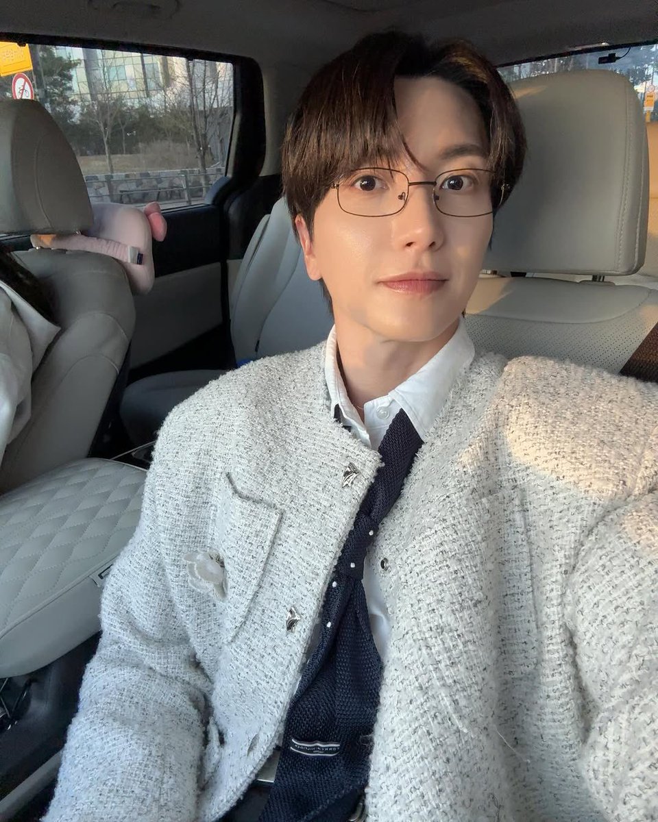 teukiemeow's tweet photo. This hair, this fit, and that eye glasses.
Leeteuk sir 🤍

#이특 #LEETEUK https://t.co/PszWDYJWWY