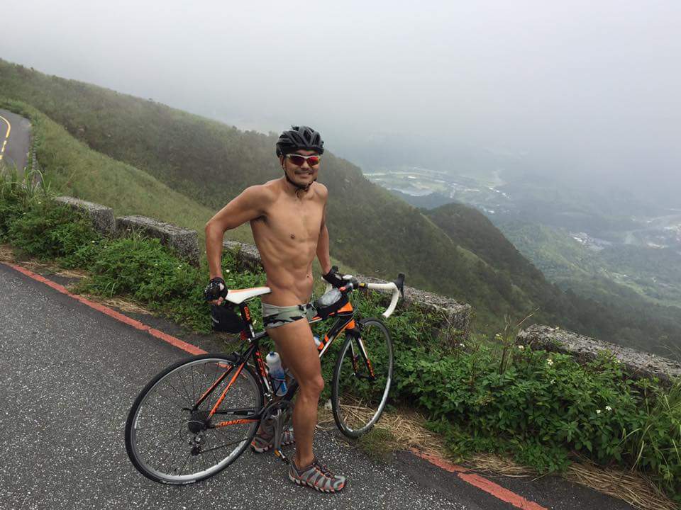 剛剛在音訊空間聊天時，有朋友好奇以前我騎單車時都怎麼穿？其實我騎車跑步穿得都差不多，只是騎車的小短褲彈性要好一些。

照片是2015年我因為胃食道逆流暴瘦20公斤的時候。