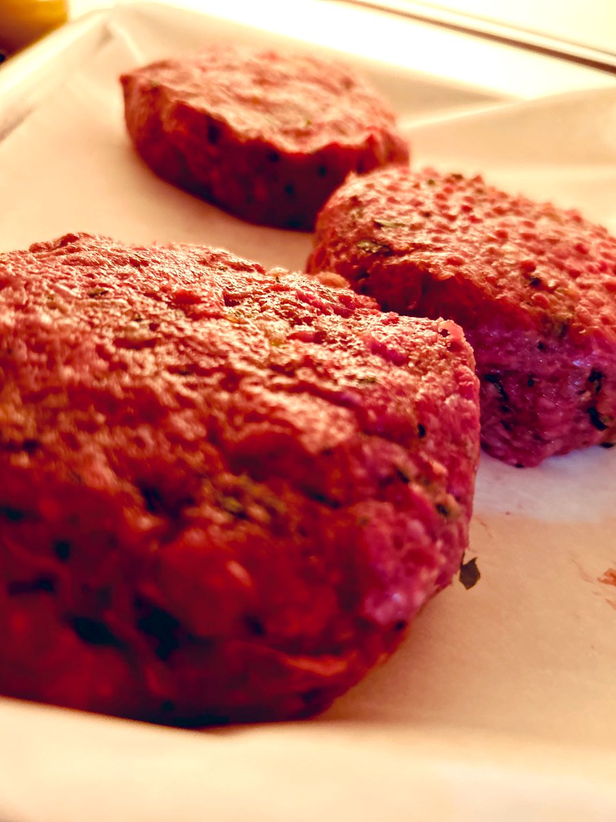 GrabABiteMex's tweet image. Noche de hamburguesas. 🍔 
Carne wagyu 😋
#CookingForEveryone