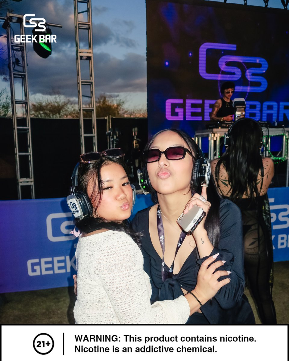 geekbarvape's tweet photo. Phoenix was on ๐ฅ!
The GEEKBAR booth + DJโs killer beats = full party mode activated!
Can you guess what that guy's holding? ๐
#GEEKBAR #PhoenixFestival #PulseUp #TasteTheEnergy https://t.co/cviYI0Mp6p