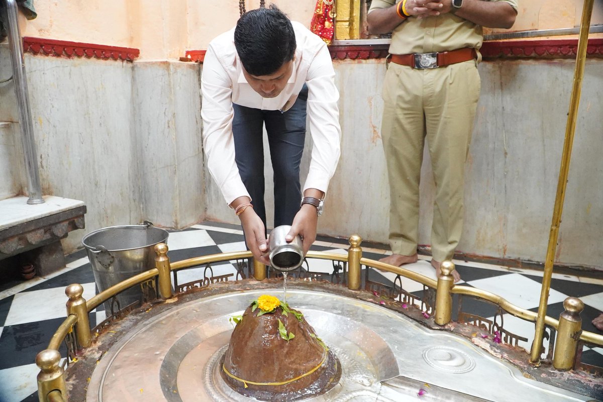 collectorUJN's tweet image. कलेक्टर श्री रोशन कुमार सिंह द्वारा पंचकोशी यात्रा मार्ग का निरीक्षण
गुरुवार प्रातः नागचंद्रेश्वर महादेव मंदिर में दर्शन के साथ निरीक्षण की शुरुआत की गई।
यात्रियों के आगमन एवं प्रस्थान मार्ग का भी किया गया अवलोकन।

#PanchkroshiYatra #Ujjain #RoshanKumarSingh #DistrictCollector