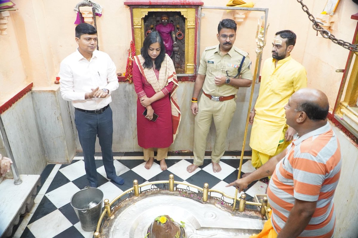 collectorUJN's tweet image. कलेक्टर श्री रोशन कुमार सिंह द्वारा पंचकोशी यात्रा मार्ग का निरीक्षण
गुरुवार प्रातः नागचंद्रेश्वर महादेव मंदिर में दर्शन के साथ निरीक्षण की शुरुआत की गई।
यात्रियों के आगमन एवं प्रस्थान मार्ग का भी किया गया अवलोकन।

#PanchkroshiYatra #Ujjain #RoshanKumarSingh #DistrictCollector