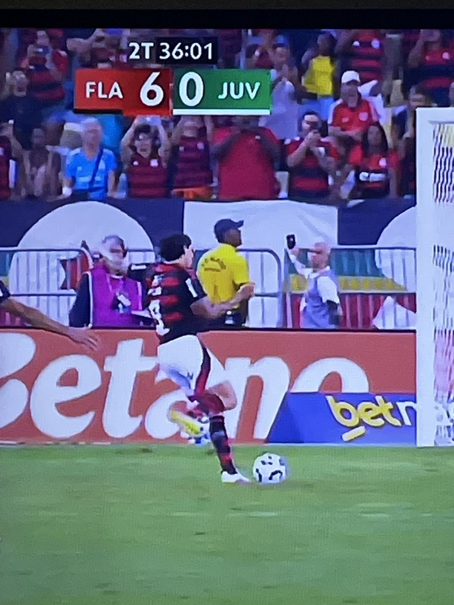 Que isso, que atropelo 

#FLAxJUV 

Foto: Reprodução / TV Globo