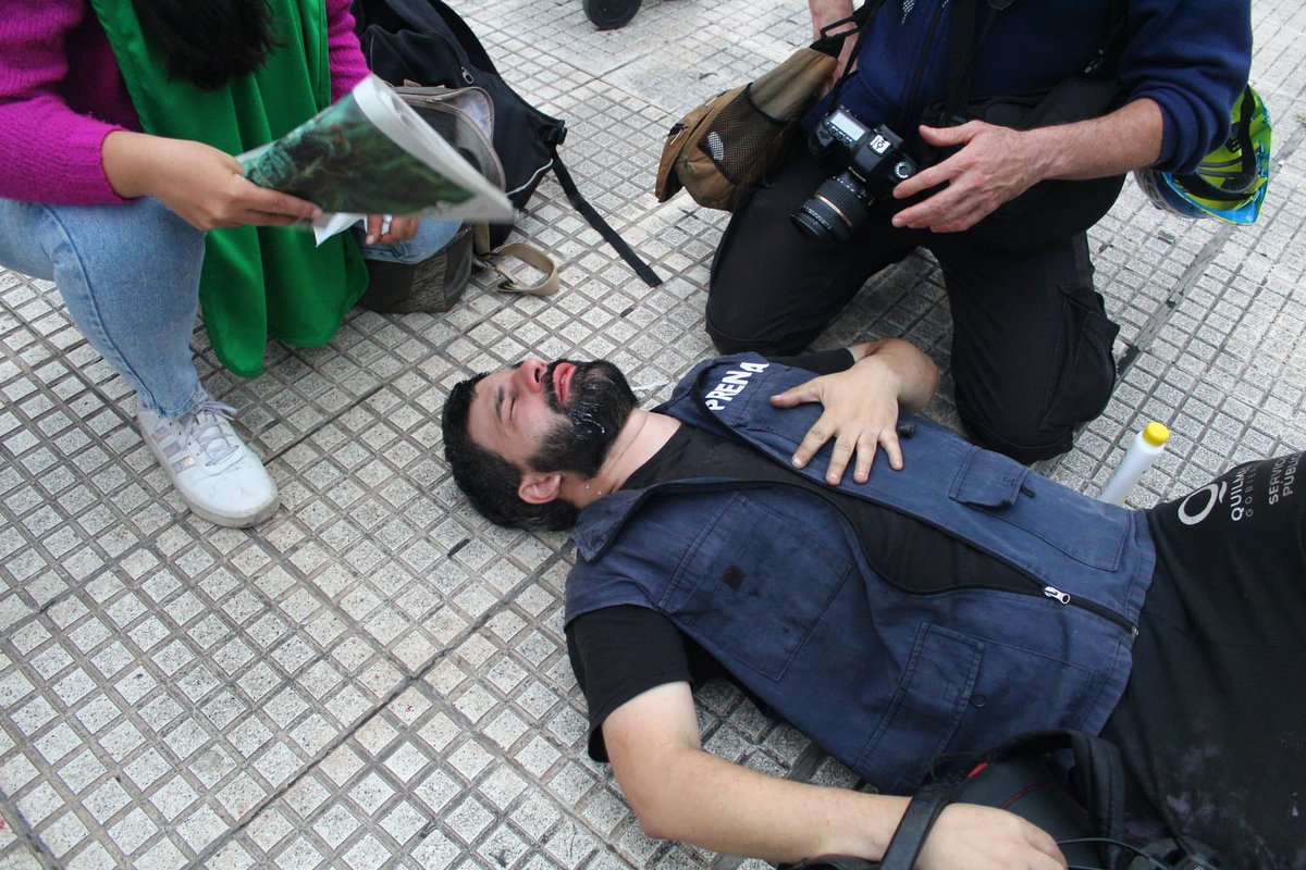 PeriodismoDeIzq's tweet photo. #Ahora Otra vez la policía monta provocaciones y reprime la ronda de jubilados y a la prensa https://t.co/bp7GHSPDsn
