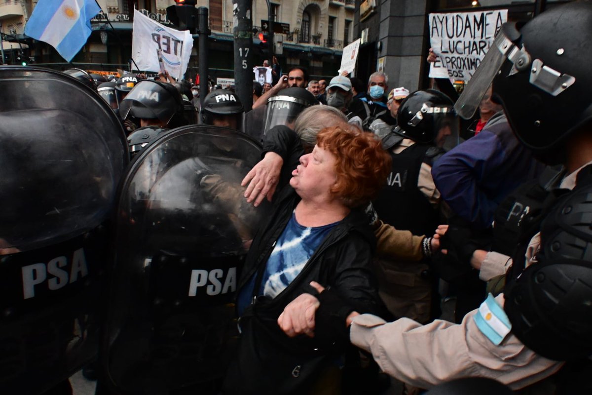 PeriodismoDeIzq's tweet photo. #Ahora Otra vez la policía monta provocaciones y reprime la ronda de jubilados y a la prensa https://t.co/bp7GHSPDsn