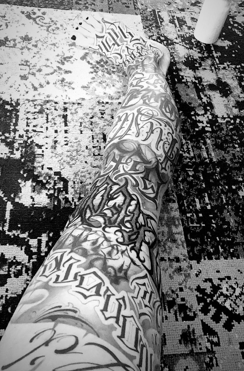 After all those years I am still in love with my lettering legs🖤
#freefeetpic #tattoo #lettering #blackandgrey #feetfetısh #feetworshi̇p #feetpic