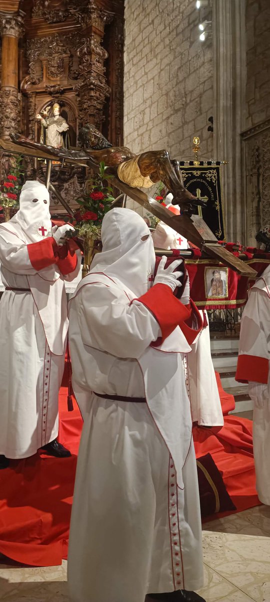 ⛪ La iglesia de San Lesmes ha acogido esta noche el Vía Crucis Penitencial con el paso de la crucifixión del Señor 

Concejales del PSOE y de Vox han acompañado a los miembros de la Cofradía de Jesús Crucificado y del Santísimo Sacramento.