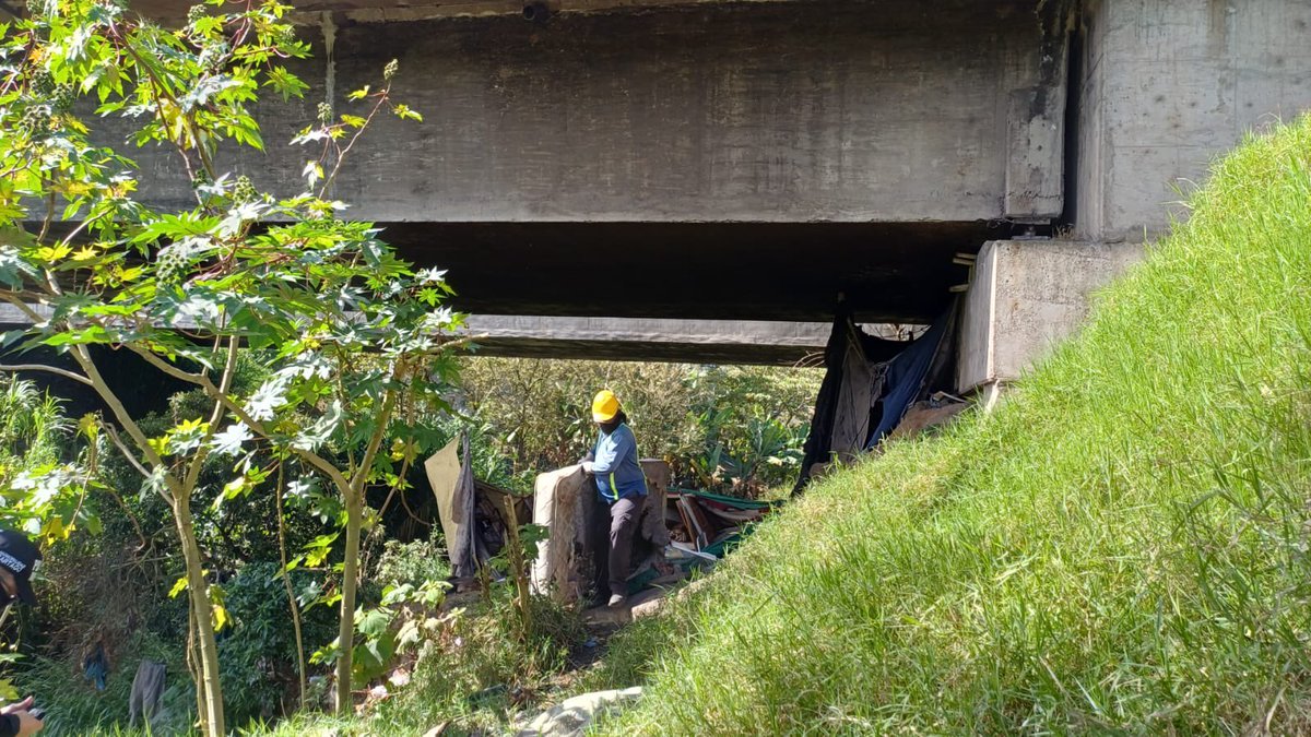 23 personas estaban viviendo debajo de puente Los Gemelos, cerca de Paseo Metropoli, Cartago. 
El lugar fue intervenido hoy en un operativo conjunto de policía municipal, Fuerza Pública y Área de Operaciones de la Municipalidad de Cartago. Se busca mejorar la seguridad y ornato