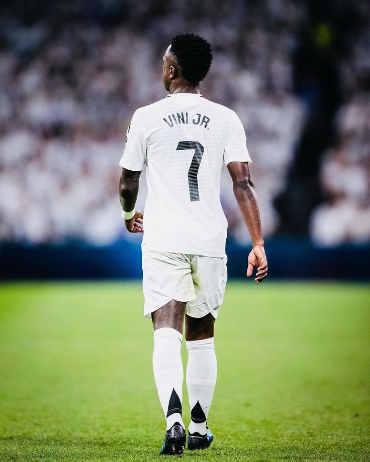 Su temporada da asco, no esta al nivel, tiene poco fútbol desde hace meses y debe ser criticado también. Pero al menos ha hecho algo que los otros 3 de arriba no: Correr y dejarse los huevos. No le salvo porque no lo merece, pero que volverá lo tengo claro.