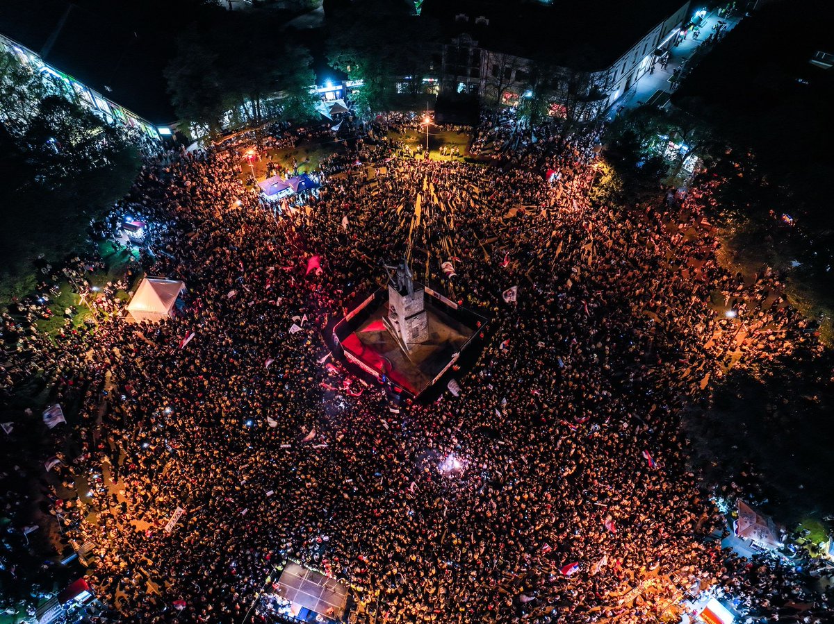 javniskupovi's tweet photo. Na današnjem studentskom protestu „Pumpaj, pumpaj, Ibar vodo“, između 19 i 20 č na Trgu ratnika u Kraljevu bilo je okupljeno oko 15.000 ljudi, što je srazmerno broju stanovnika kao 330.000 u Beogradu. Procena ne uključuje protok ljudi tokom dana ni stanje u okolnim ulicama. https://t.co/oEJm0P13IX