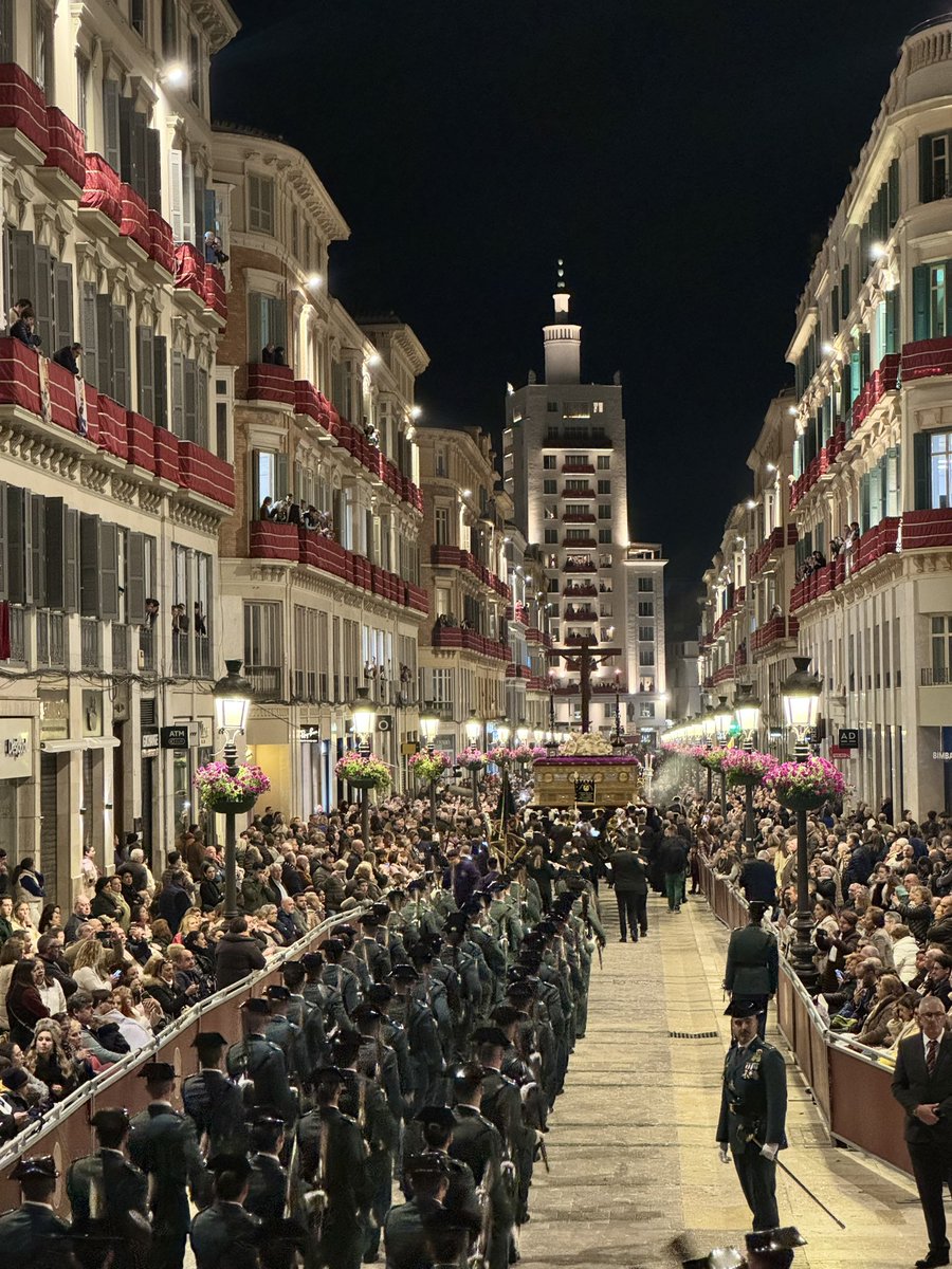 La emblemática calle Marqués de Larios nos deja una bonita imagen con el paso del Santísimo Cristo de la Expiración (<a href="/ExpiracionMlg/">Expiración Málaga</a>) y la (<a href="/guardiacivil/">Guardia Civil</a>).
#CofradíasMLG