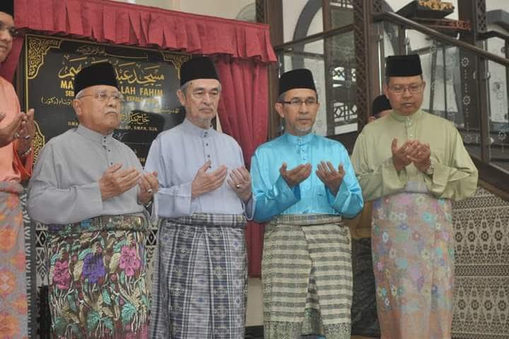 KitaPalaBataih's tweet photo. Perasmian Masjid Abdullah Fahim,Bertam Kepala Batas, Pulau Pinang.
Pada 06.Okt.2016 Bersamaan 6 Muharram 1436H

Di Rasmikan Oleh Allahyarham 
Tun Abdullah Hj Ahmad Badawi

Kredit Pak Long Saidin simpan gambaq bersejarah https://t.co/KVvTZiedPV