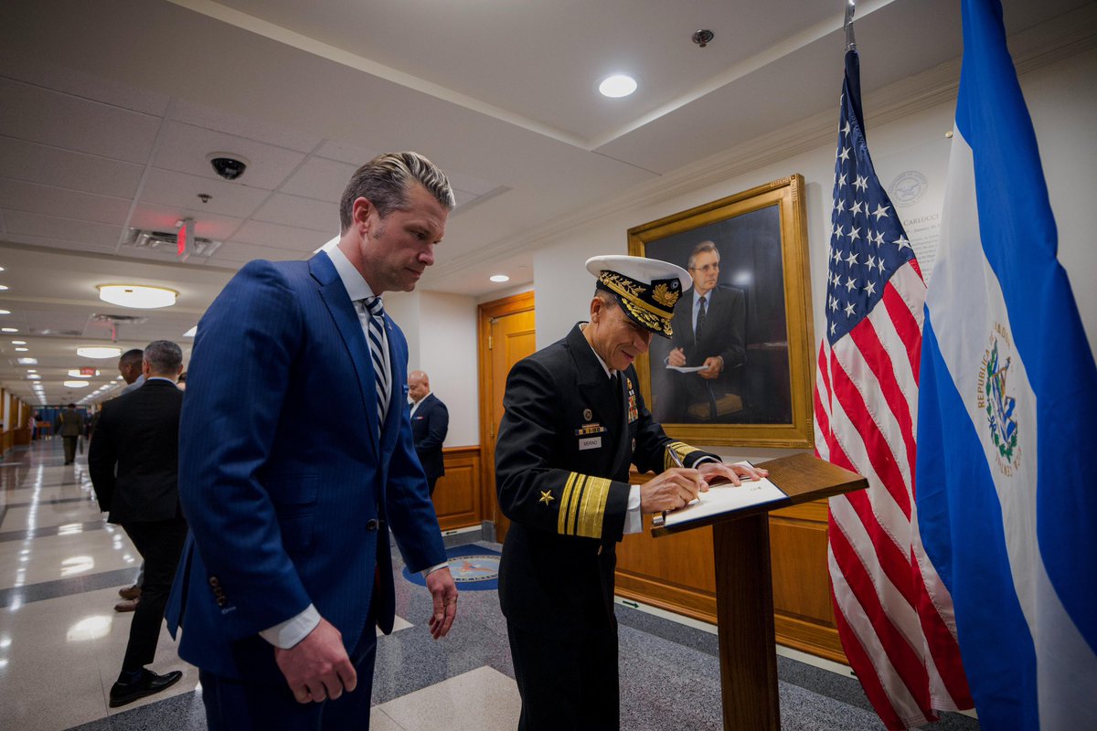 Continuando la agenda de la Visita Oficial realizada por el Presidente <a href="/nayibbukele/">Nayib Bukele</a> a los Estados Unidos, el Ministro <a href="/merino_monroy/">René Francis Merino Monroy🇸🇻</a> es recibido por @SecDef en El Pentágono, sede del @DeptofDefense. 

El objetivo es fortalecer las alianzas estratégicas y cooperación en seguridad,