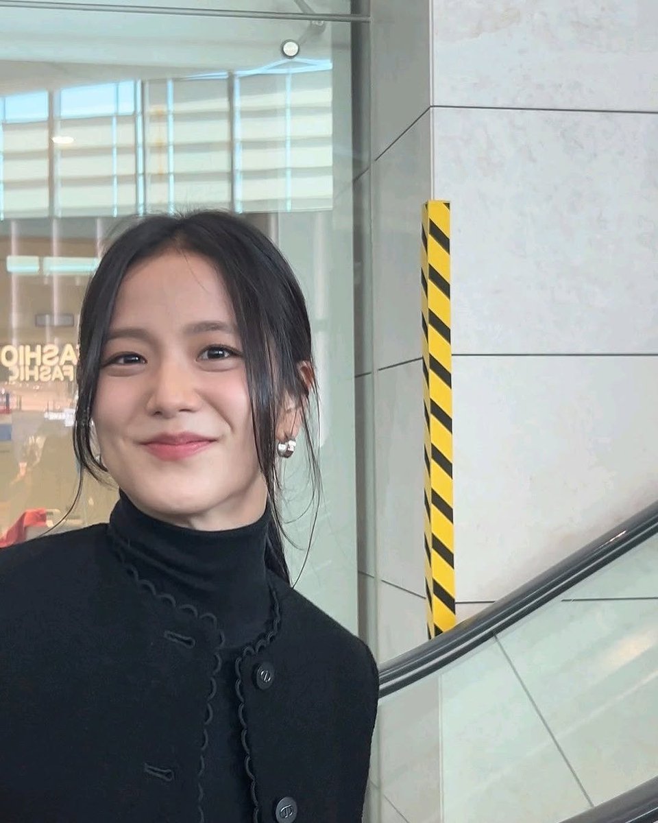 Essa Jisoo🤣

— Curta, comente e salve compartilhe! Nós siga e ative as notificações para mais atualizações sobre JISOO. 🤍

—  Conteúdo de @jisooinfobrasil, repostagem não autorizada.
#블랙핑크지수 #JISOO #지수 #BLACKPINK