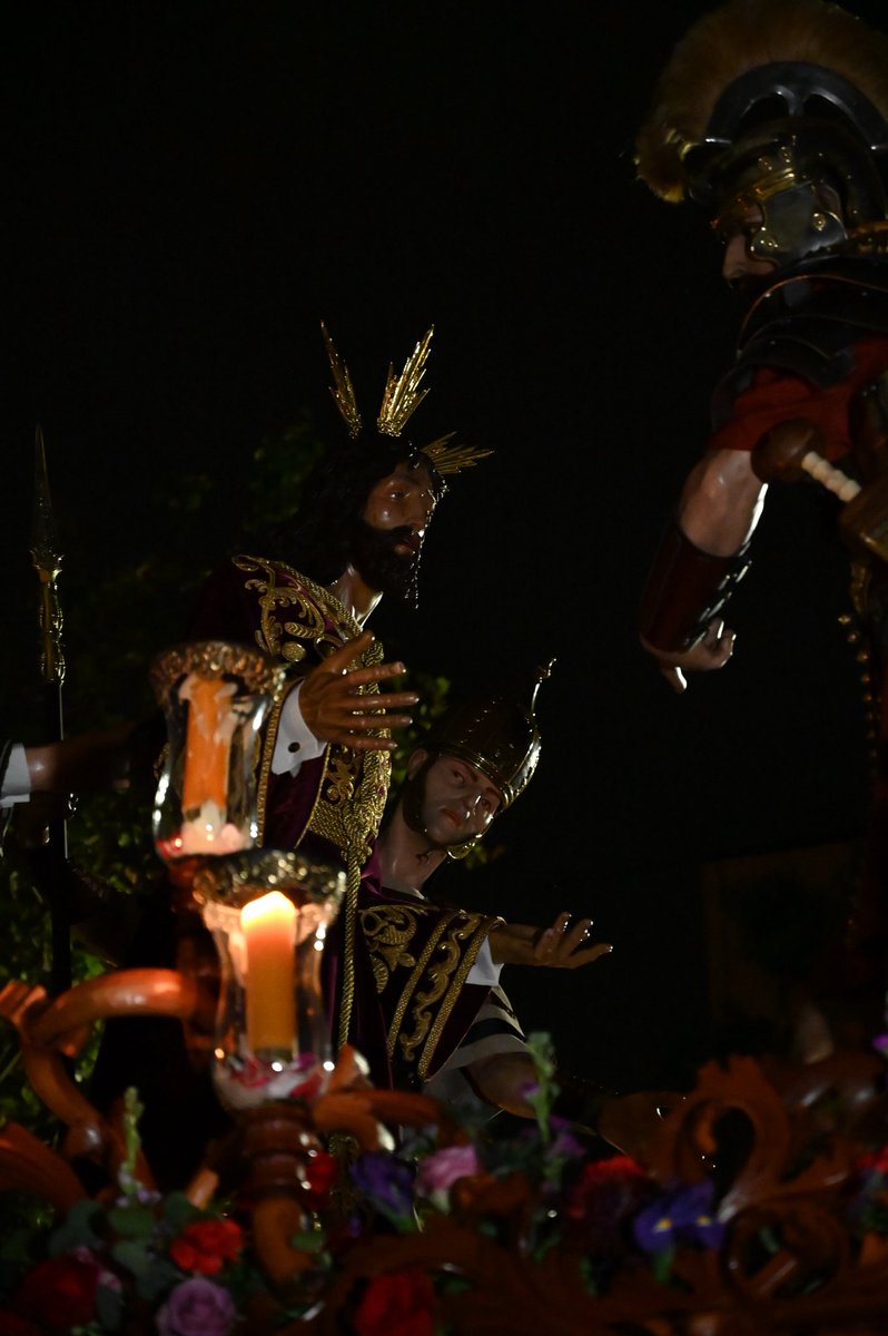 Nazareno_Huelva's tweet photo. El Señor del Prendimiento recorre los últimos metros antes de recogerse en su iglesia a los sones de “Mar de Almas”.

#LaMúsicaDelSeñorDeHuelva
@Prendimiento_H https://t.co/AbkGam7Mrk