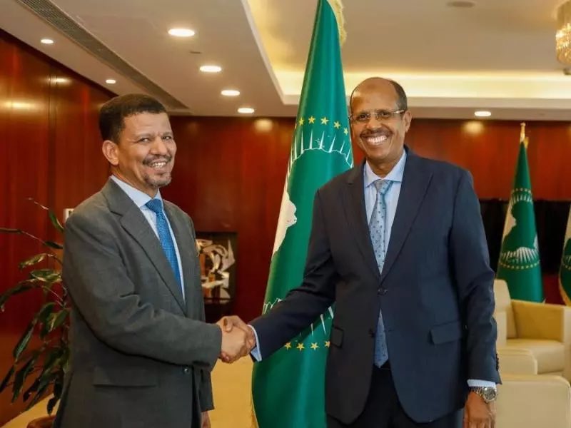 hamid1259's tweet photo. وزير خارجية ما يسمى بالجمهورية  الصحراوية محمد يسلم بيسط يستقبل من طرف رئيس مفوضية الاتحاد الأفريقي محمود علي يوسف رئيس #جيبوتي  .

للتذكير نخب التلوين المغربية قالت إنه حليف للمغرب و أنهم انتخبوه و نائبته الجزائرية منصبها ليس له قيمة ... تعرية زبانية المراقية مستمر https://t.co/vSDI4ZJe5W