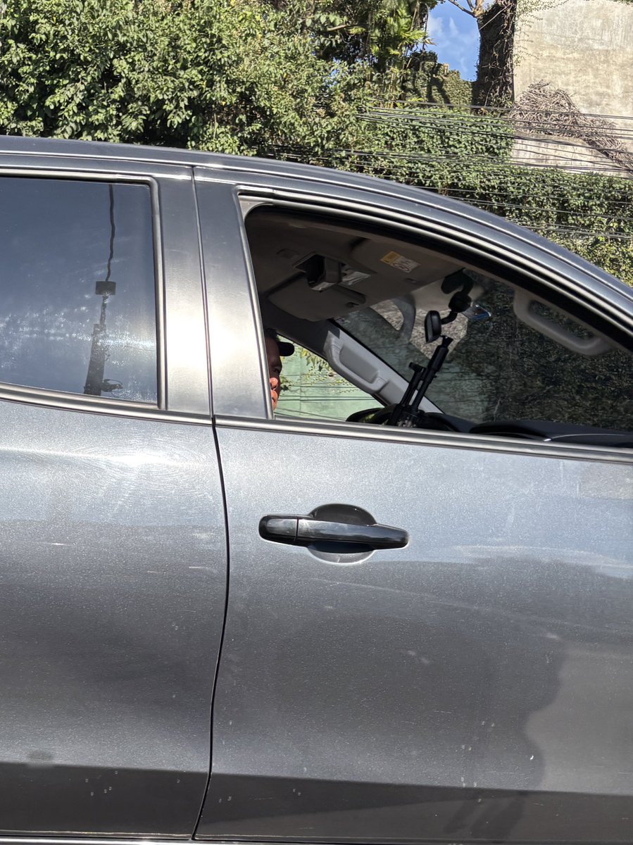 STUARTFER93's tweet photo. Tremendos nenes que andan cargando Ferraris hoy en día, custodiados por este tipo de gente que le tiran el carro a uno y ya causó un accidente subiendo a carretera al salvador, tengan cuidado por el ingreso a Santa Catarina Pinula motorista en el piso @DTransitoPNC @PMTMuniGuate https://t.co/5CVRcyWSVa