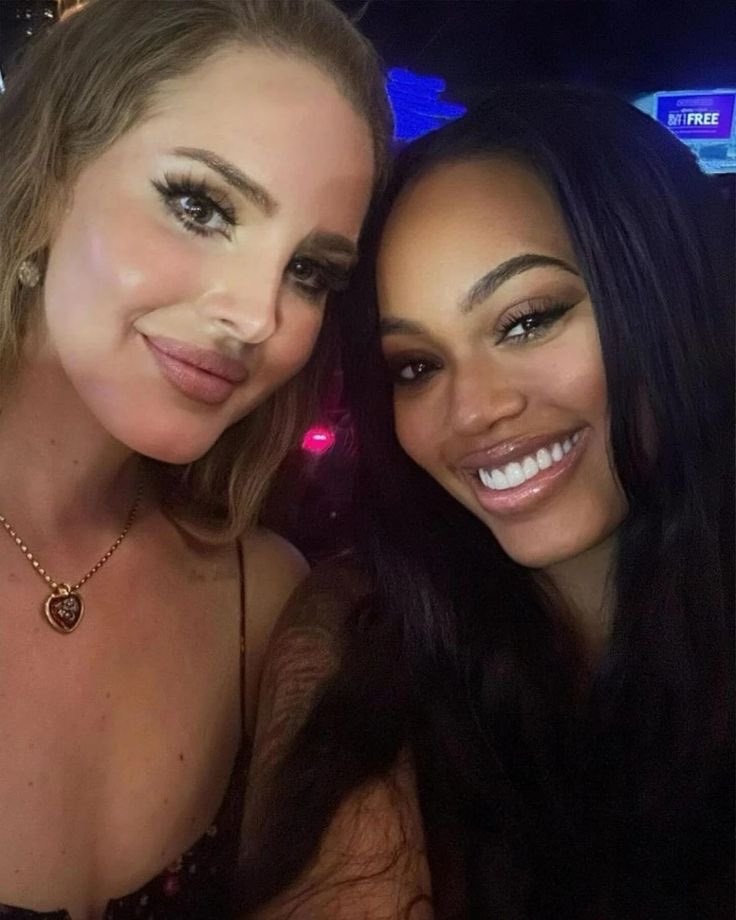 ROBCRAVEE's tweet photo. 🚨 BREAKING: Lana Del Rey &amp; Azealia Banks made up &amp; are friends again! https://t.co/oNqG4Dazpn