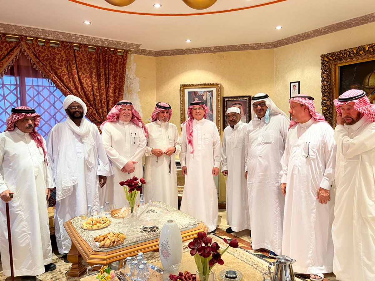 مخزن ذكريات #الإعلاميين  ممتد بامتداد سنوات خدمتهم اليوم كنت ضمن مجموعة من الإعلاميين يتقدمنا رئيس #هيئة_الإذاعة_والتلفزيون الاذاعة والتلفزيون الاستاذ محمد فهد الحارثي في زيارة اطمئنان وتقدير للإعلامي المبدع  حسن التركي .كم كانت لحظة وفاء جميلة عطرتها ذكريات الميكرفون والعمل .