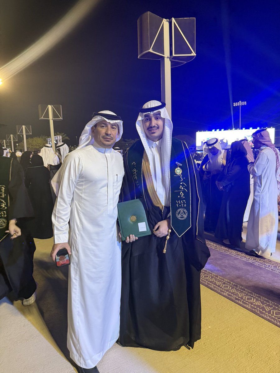 A_Shaker18's tweet photo. الـحمد لله أقصى مَبلَغِ الـحَمدِ ... والشُكرُ لله مِن قَبـلٍ ومِن بَعــدِ

تم تخرجي من كلية الطب بجامعة الملك سعود بن عبدالعزيز للعلوم الصحية بتقدير ممتاز مع مرتبة الشرف الأولى 

الشكر لله ثم لأمي وأبي @Shaker24247 ولعائلتي على دعمهم اللامتناهي ولزملائي رفقاء الدرب https://t.co/Kz5tJG0a1P
