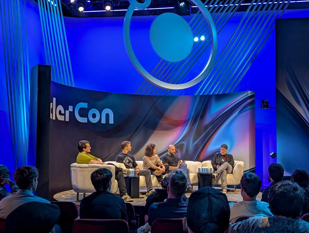 blakekathryn's tweet image. Thanks @rendernetwork for the #RenderCon experience! Was an insightful time amongst friends + colleagues, but perhaps most notably random Star Trek eye candy 🛸👾