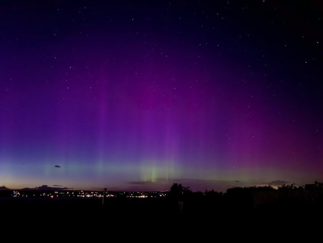 🔴 | ÚLTIMA HORA: Las auroras boreales deslumbran el cielo en Irlanda, Italia y otras partes de Europa mientras fuertes tormentas solares golpean la Tierra.